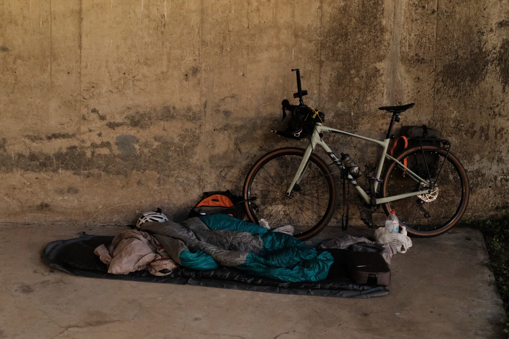 จักรยานจอดข้างถนนใต้สะพาน