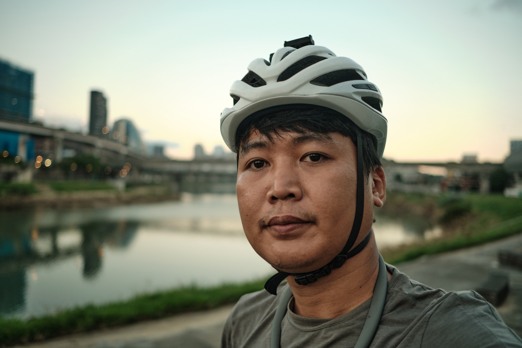 คนเดินกับจักรยาน