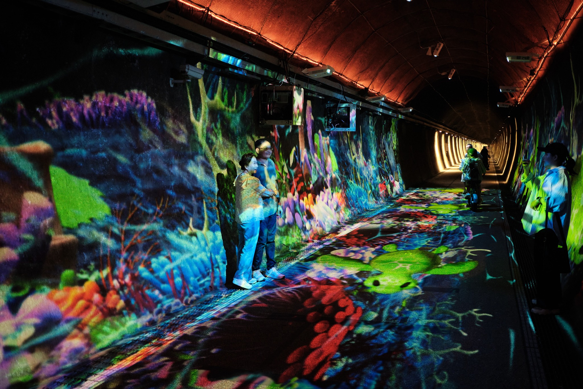 ข้างในอุโมงค์มีไฟแสงสี