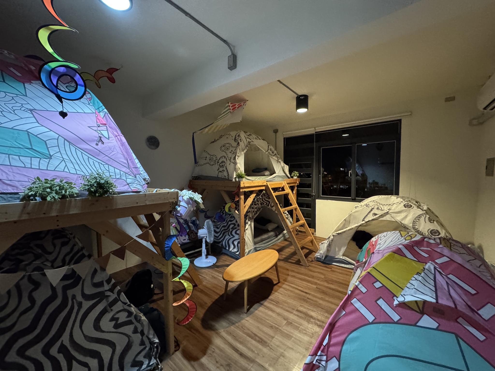 กลุ่มคนกับป้าย