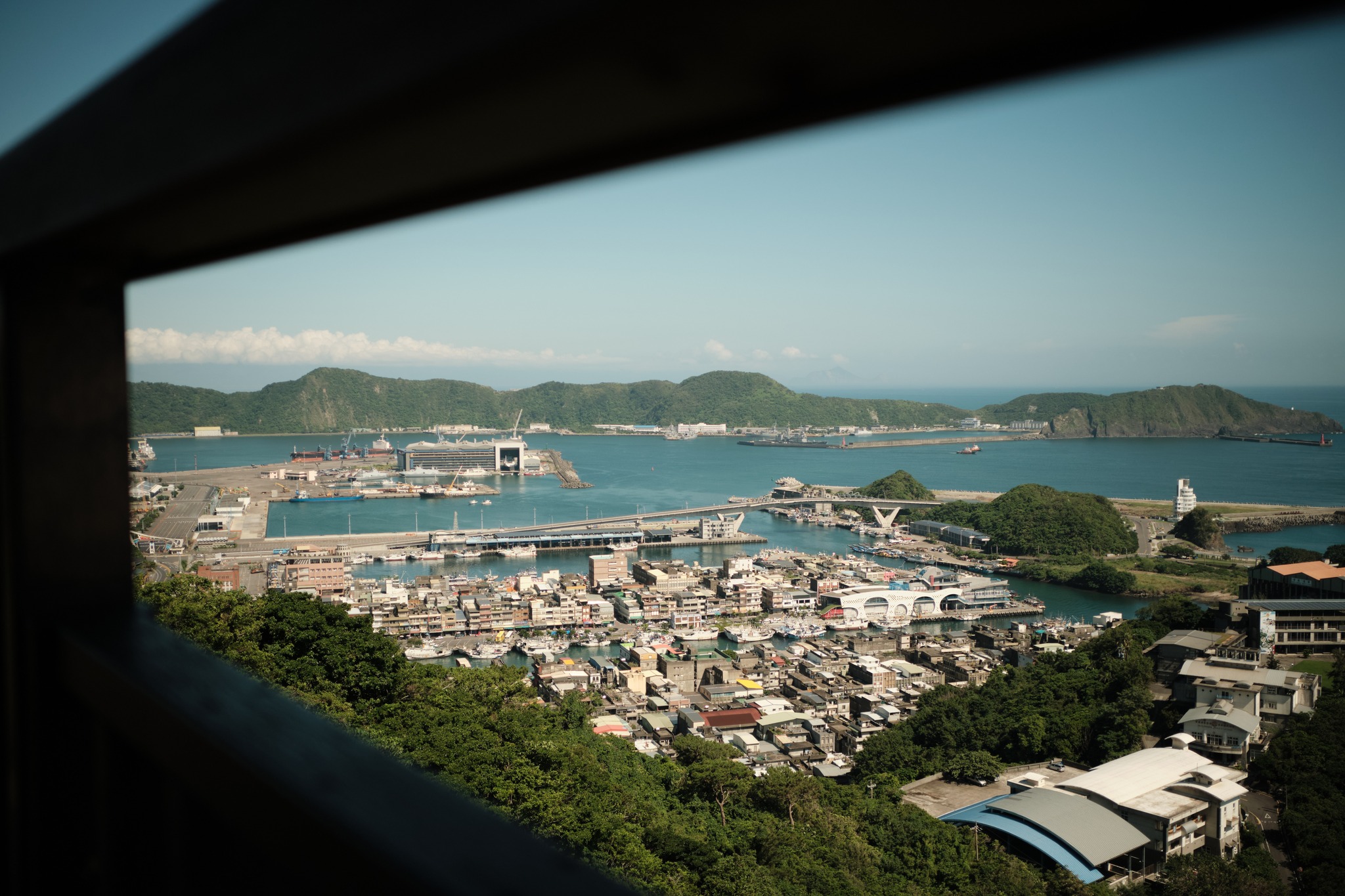 ถนนกับโรงงานและภูเขา