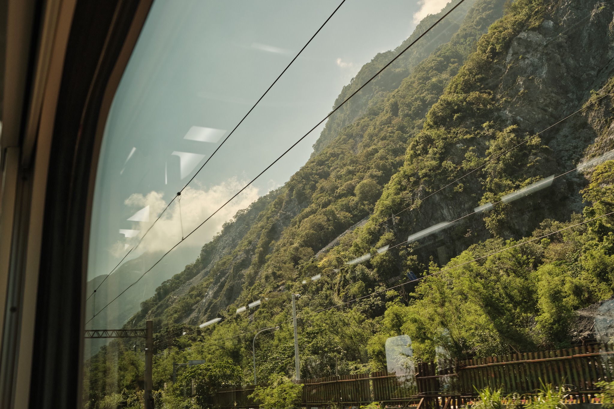 ภูเขาลูกใหญ่ที่เห็นจากรถไฟ