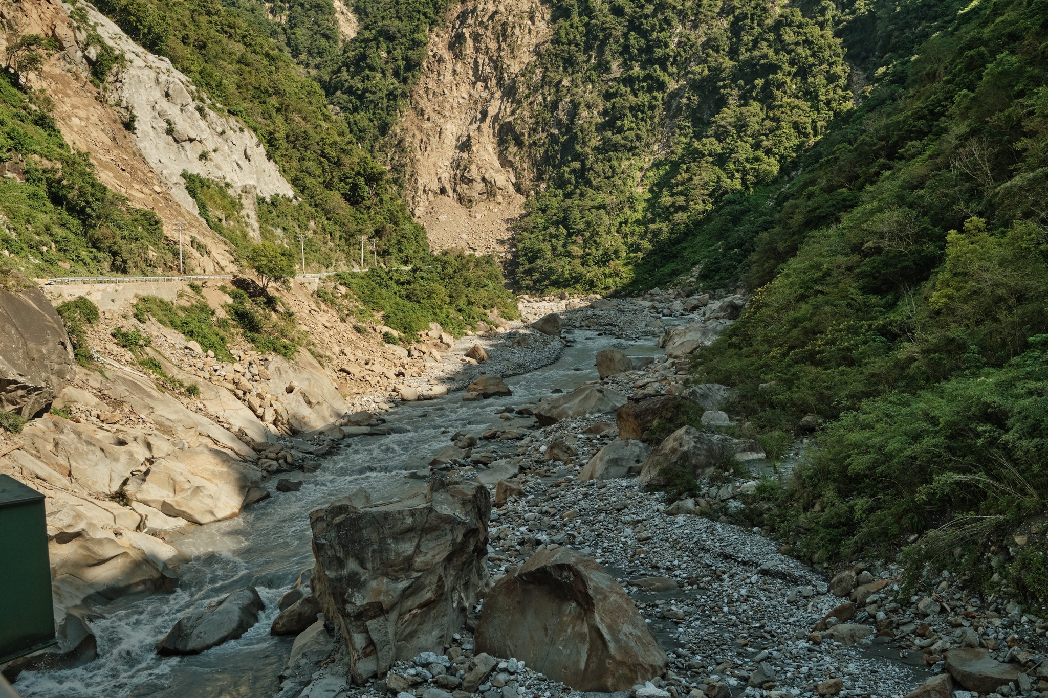 โอบล้อมด้วยเขาหินอ่อน