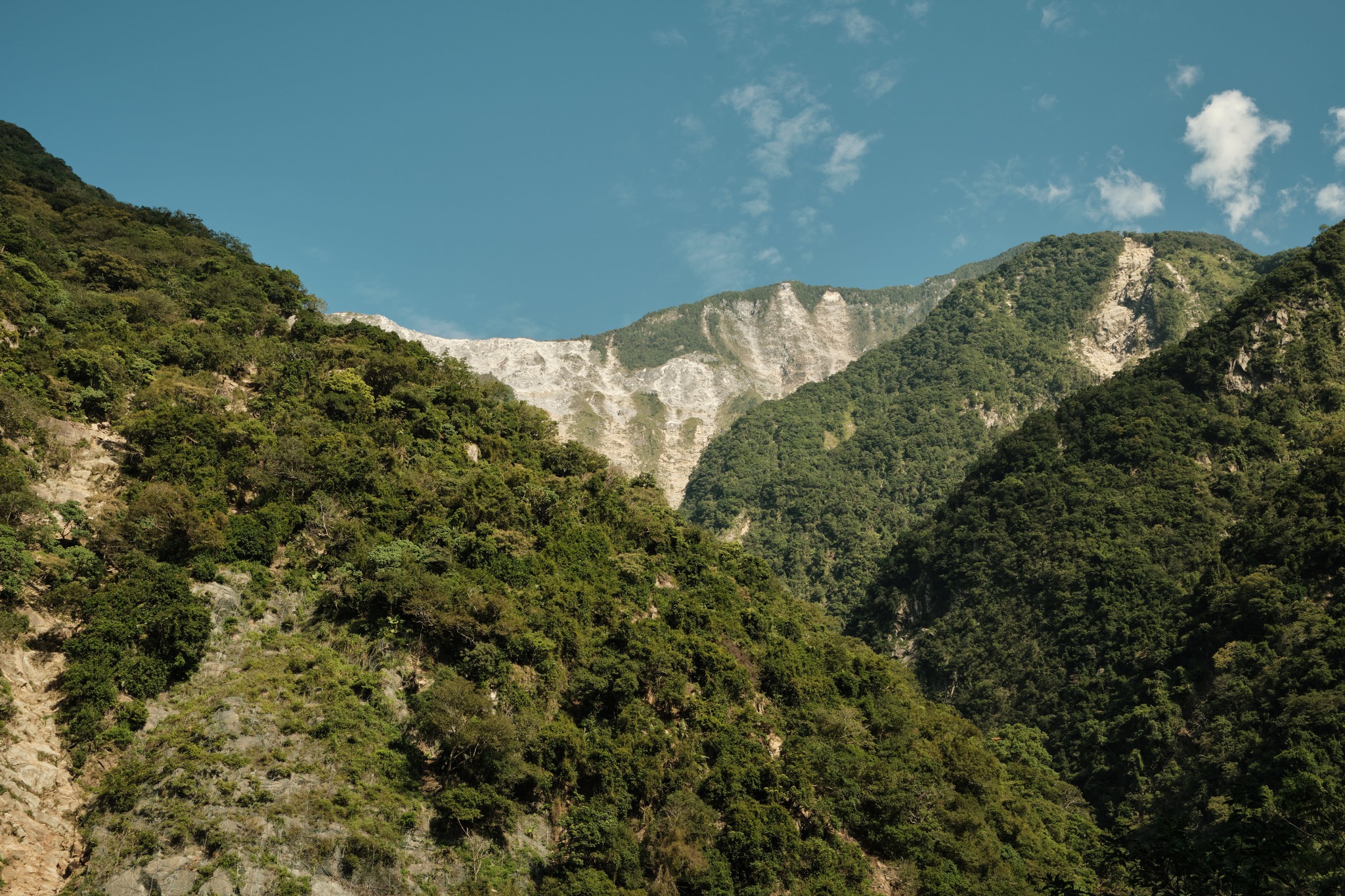 แหงนขึ้นมองเขาหินอ่อน