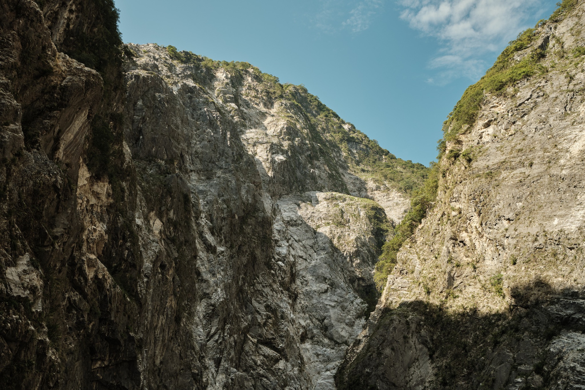 ถูกล้อมด้วยเขาหินอ่อน