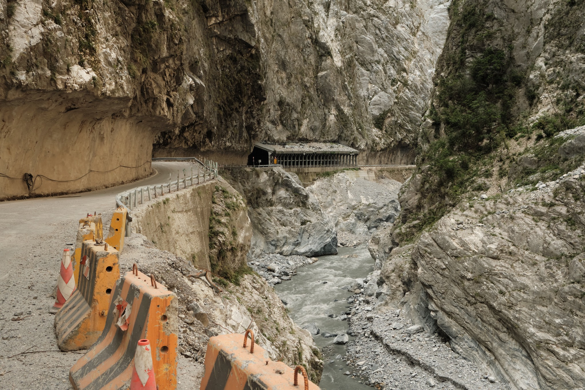 ทางแคบจากแผ่นดินไหว