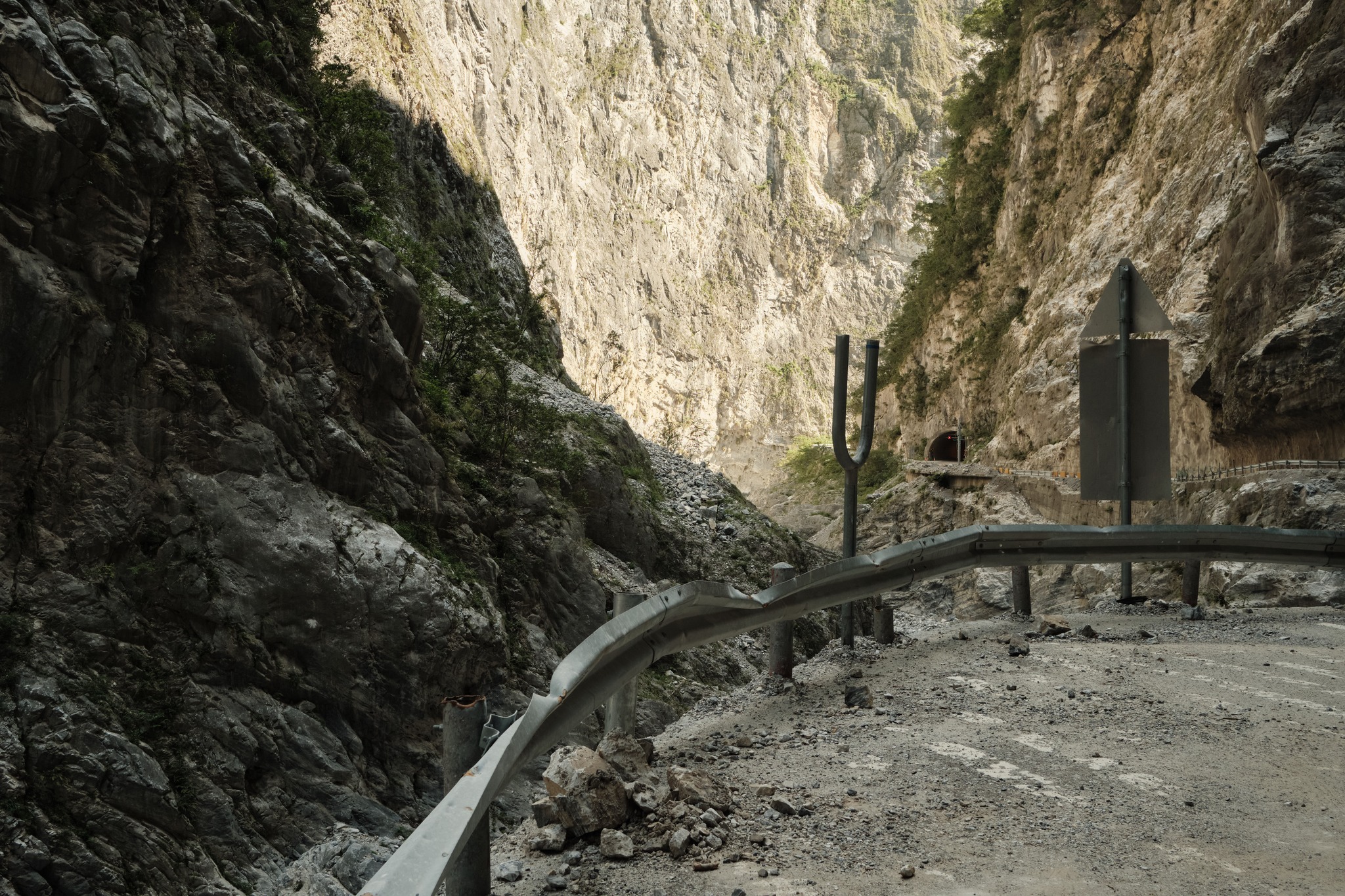 ภูเขาถูกเจาะเป็นร่องเพื่อทำถนน