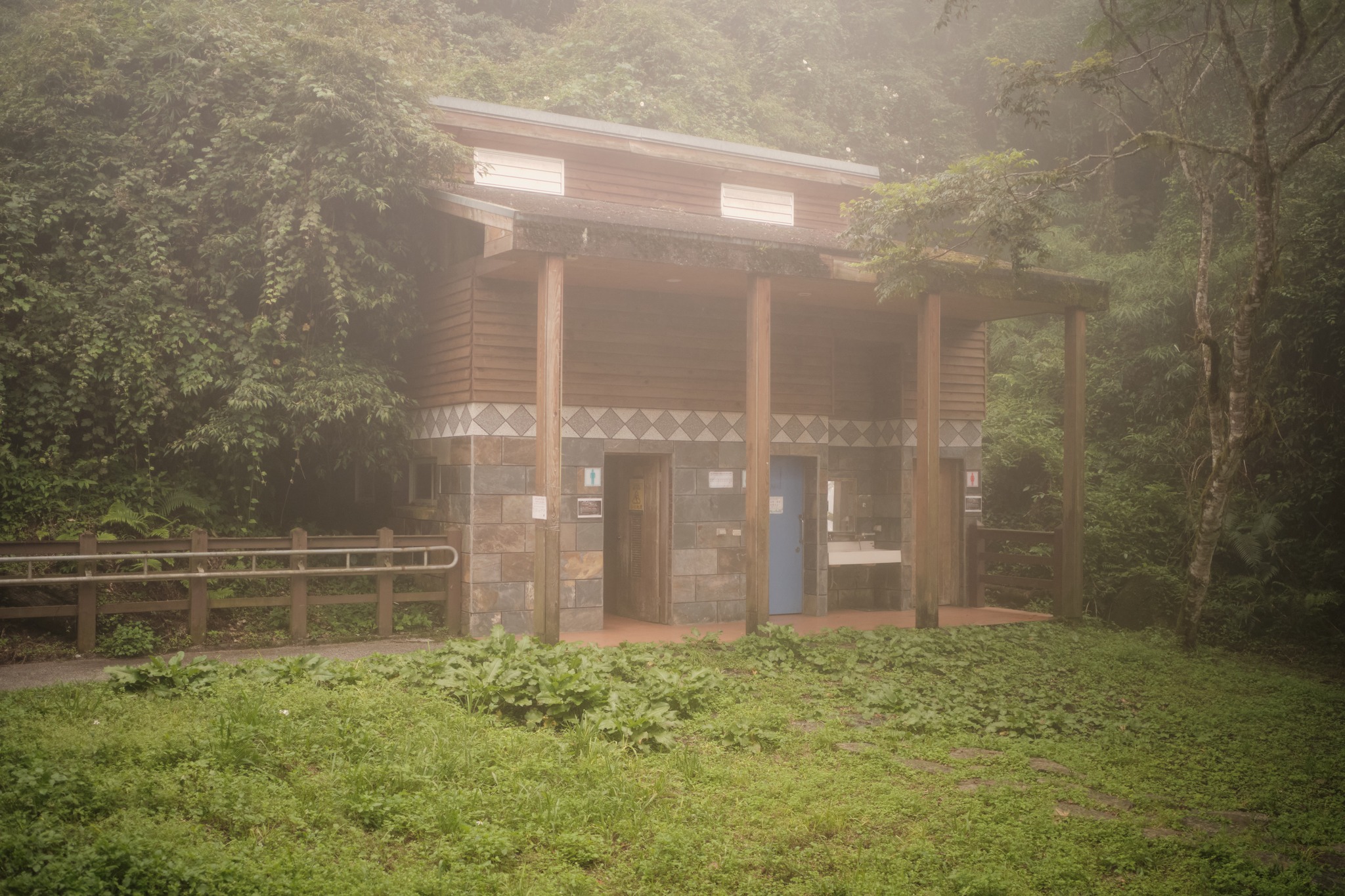 ห้องน้ำมีถังน้ำ