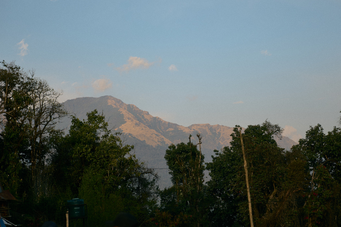 วิวภูเขาหิมะจากเนินเขา